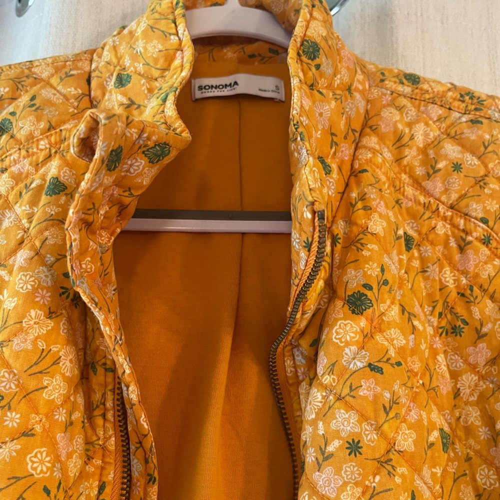 Adorable, colorful cropped quilted jacket by Sonoma / yellow floral size medium - Picture 2 of 9